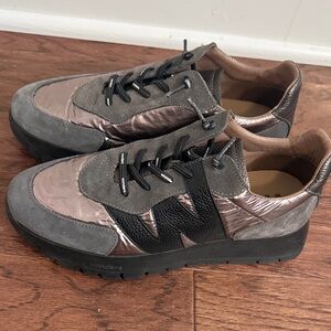 Wonders Women's Gray Metallic Suede Athletic Sneakers